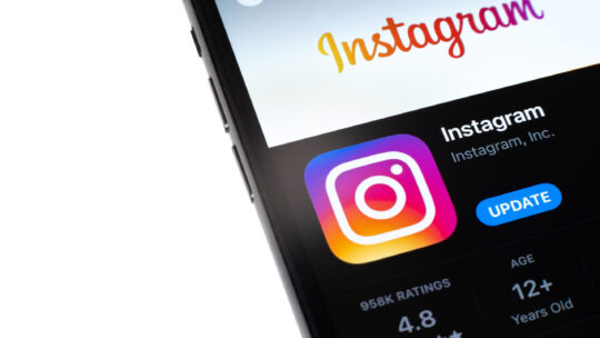 Instagram beta prueba nueva función de reenvío